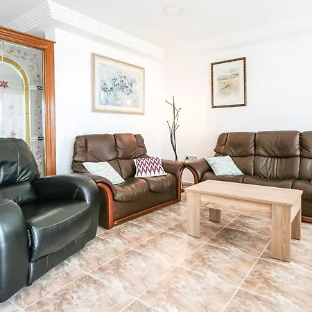 4 Bedroom Gorgeous In Apartment